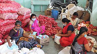 Mit den Spenden aus dem Corona-Hilfsfond unterstützt 
SAVE Wanderarbeiter*innen der Textilbranche in Indien<BR>Mary Viyakula, 
Geschäftsführerin von SAVE (r.i.B., erstes Foto) 
© SAVE